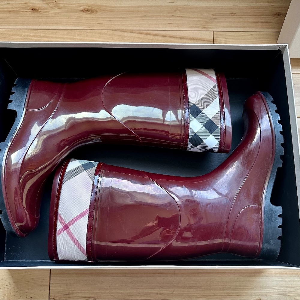 Women's 7.5 Burberry Rainboots - Picture 2 of 4